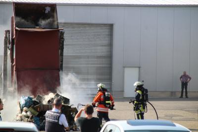 Kirchheim/Teck: Containerbrand auf Firmengelaende